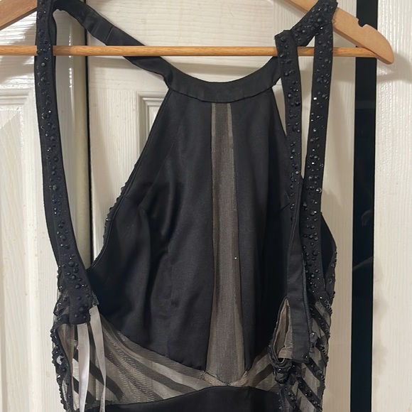 Evening gown Gorgeous black dress worn once. Black shiny beading to the floor. - Picture 8 of 17